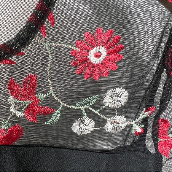 Autumn Skye Black Top With Embroidered Floral/Mesh Detail Petite Small SP NWT - Picture 3 of 7